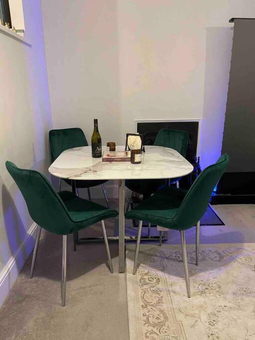 Luxury 2-bedroom In Prime South Kensington Londra