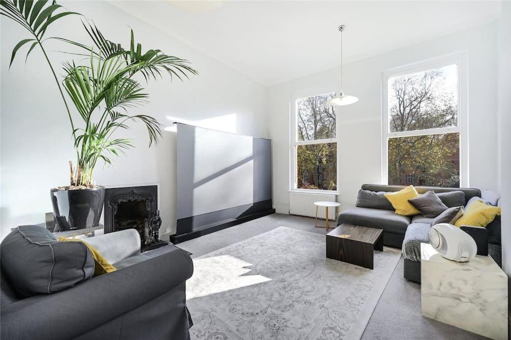 Luxury 2-bedroom In Prime South Kensington Londra